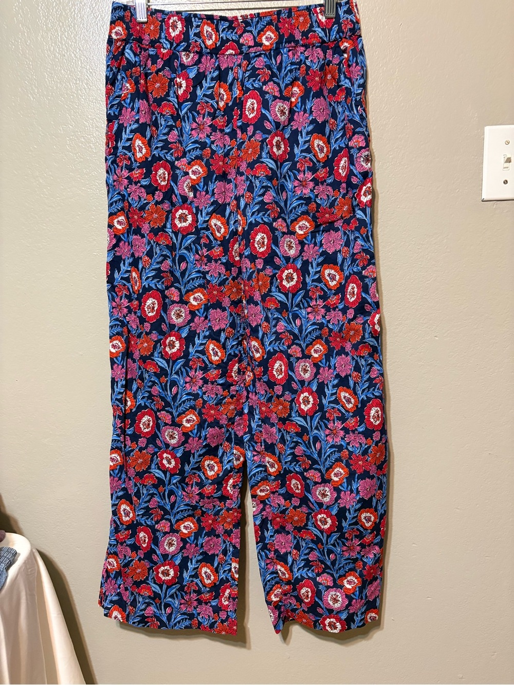 Vineyard Vines Navy Floral Elastic Waist Pants. Size M
